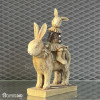 مجسمه پتینه خرگوش و بچه‌اش در ویترین